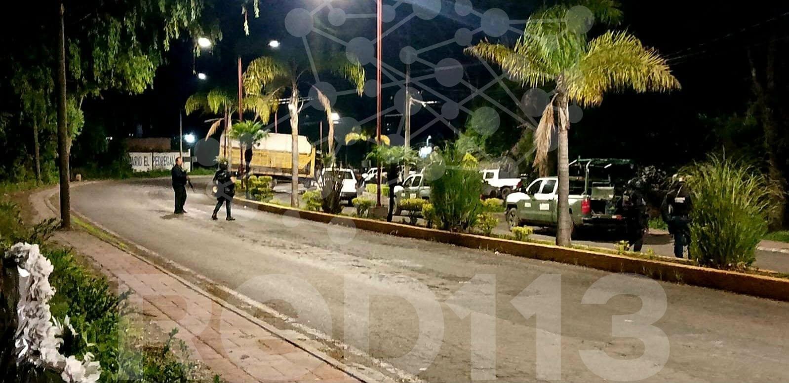Sujetos armados se enfrentan en Queréndaro y queman un camión