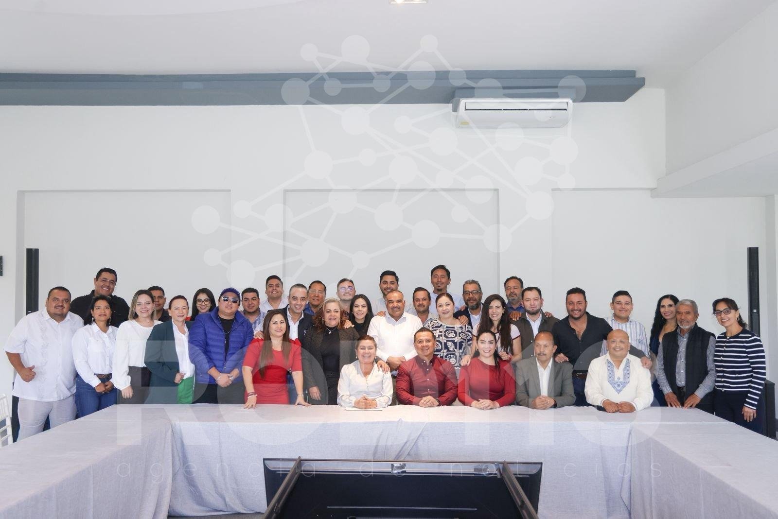 Alcaldes y legisladores llaman a Carlos Torres Piña a solicitar licencia y encabezar un proyecto de unidad rumbo al 2027