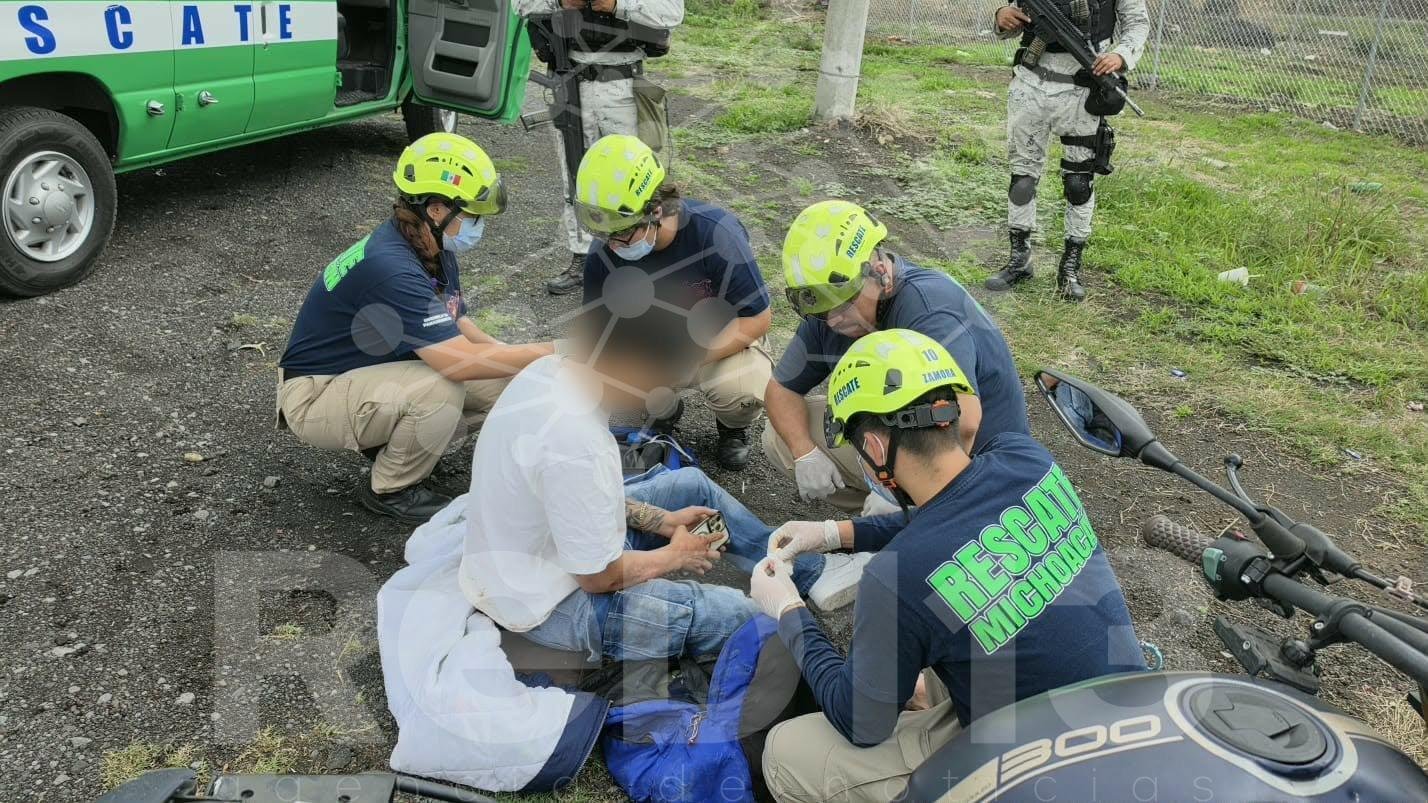 Motociclista sufre accidente en la carretera Zamora-Tangancícuaro