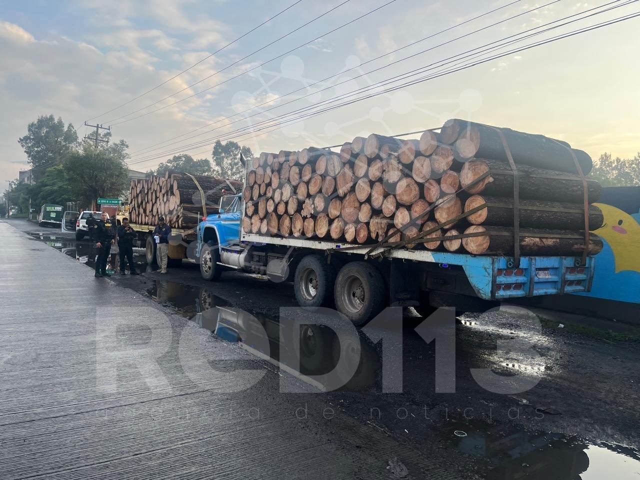 Asegura FGE tres camiones con producto forestal y pone a disposición a tres personas por presunto uso de documentación falsa en Charo