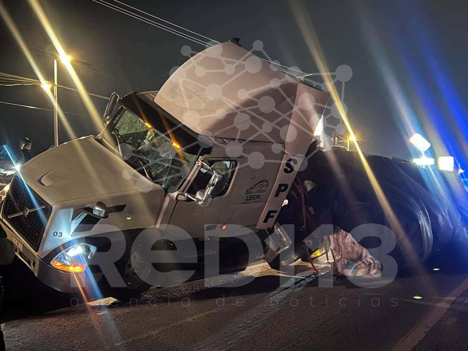 Tráiler se trepa a división de concreto y estuvo a punto de volcar en Morelia
