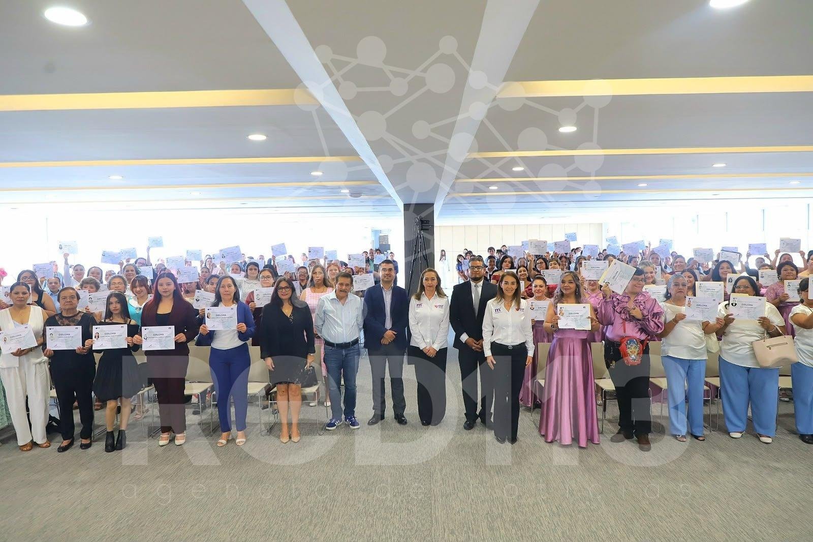 Paola Delgadillo impulsa el desarrollo comunitario con 487 egresados de los CECADES