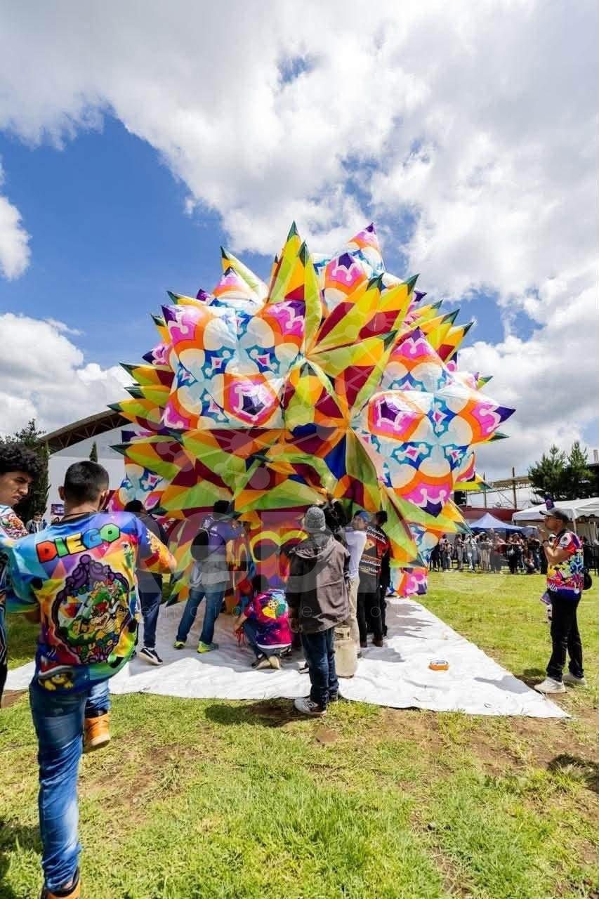 Globos monumentales transforman el cielo del Pueblo Mágico de Paracho
