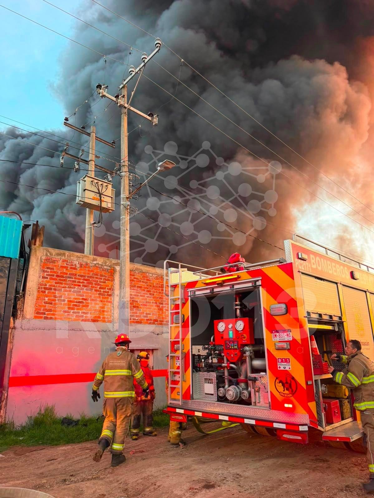 Atiende PC Estatal incendio en fábrica de reciclaje en Morelia