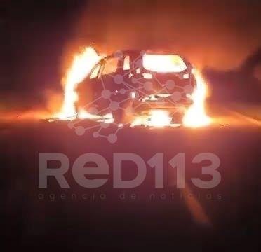 Sujetos armados incendian camioneta sobre la carretera Zacapu-Erongarícuaro