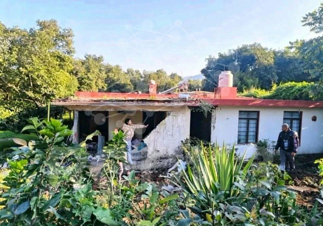 Camión de carga se queda sin frenos, choca contra camioneta repartidora y se proyecta contra una casa; hay un muerto y dos heridos