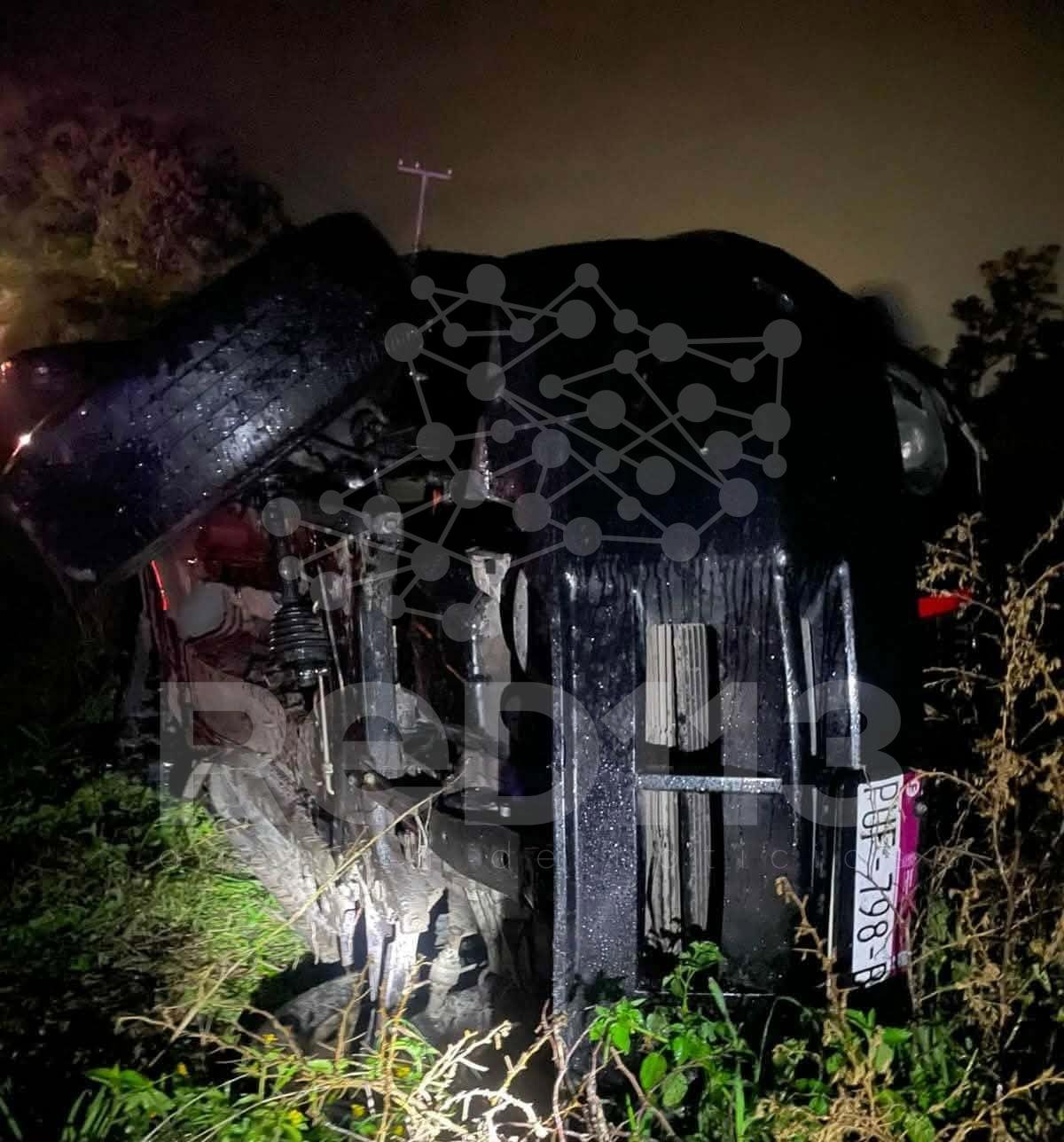 Un muerto y dos heridos tras volcadura de camioneta en Ecuandureo