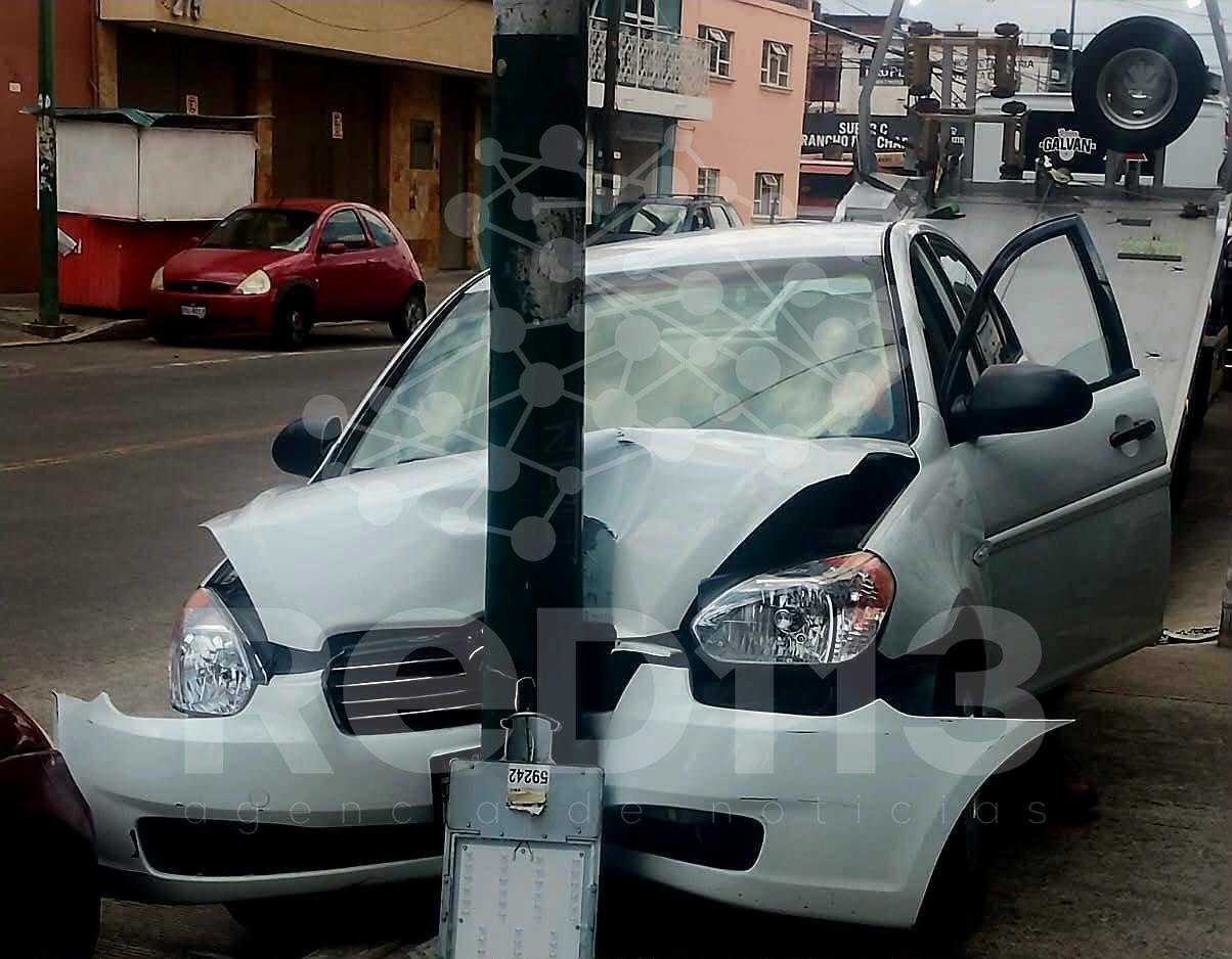 Auto se estrella contra poste en la colonia Félix Ireta, Morelia