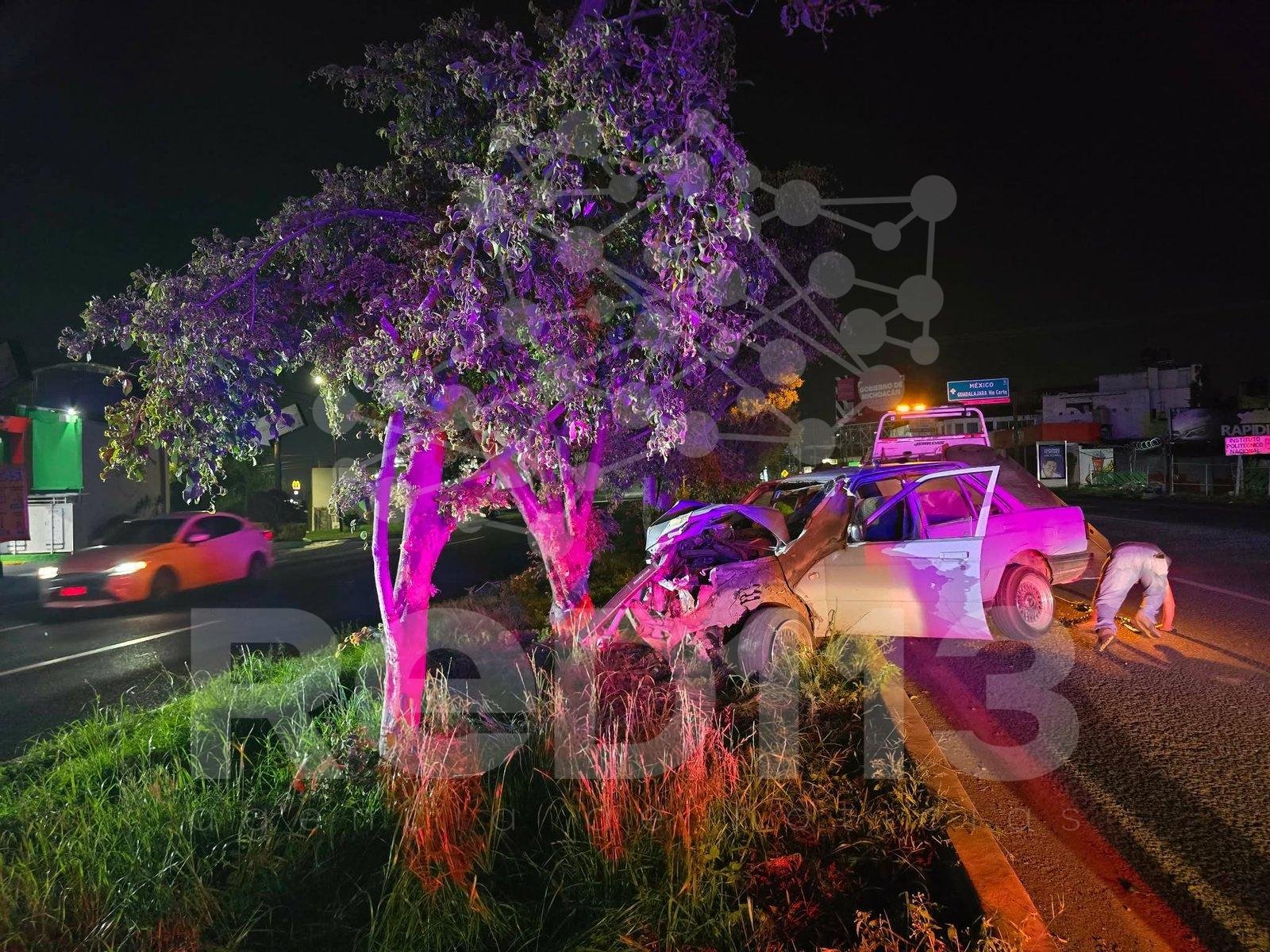 Automovilista queda herido tras chocar contra árboles en el Libramiento Sur-Poniente de Morelia