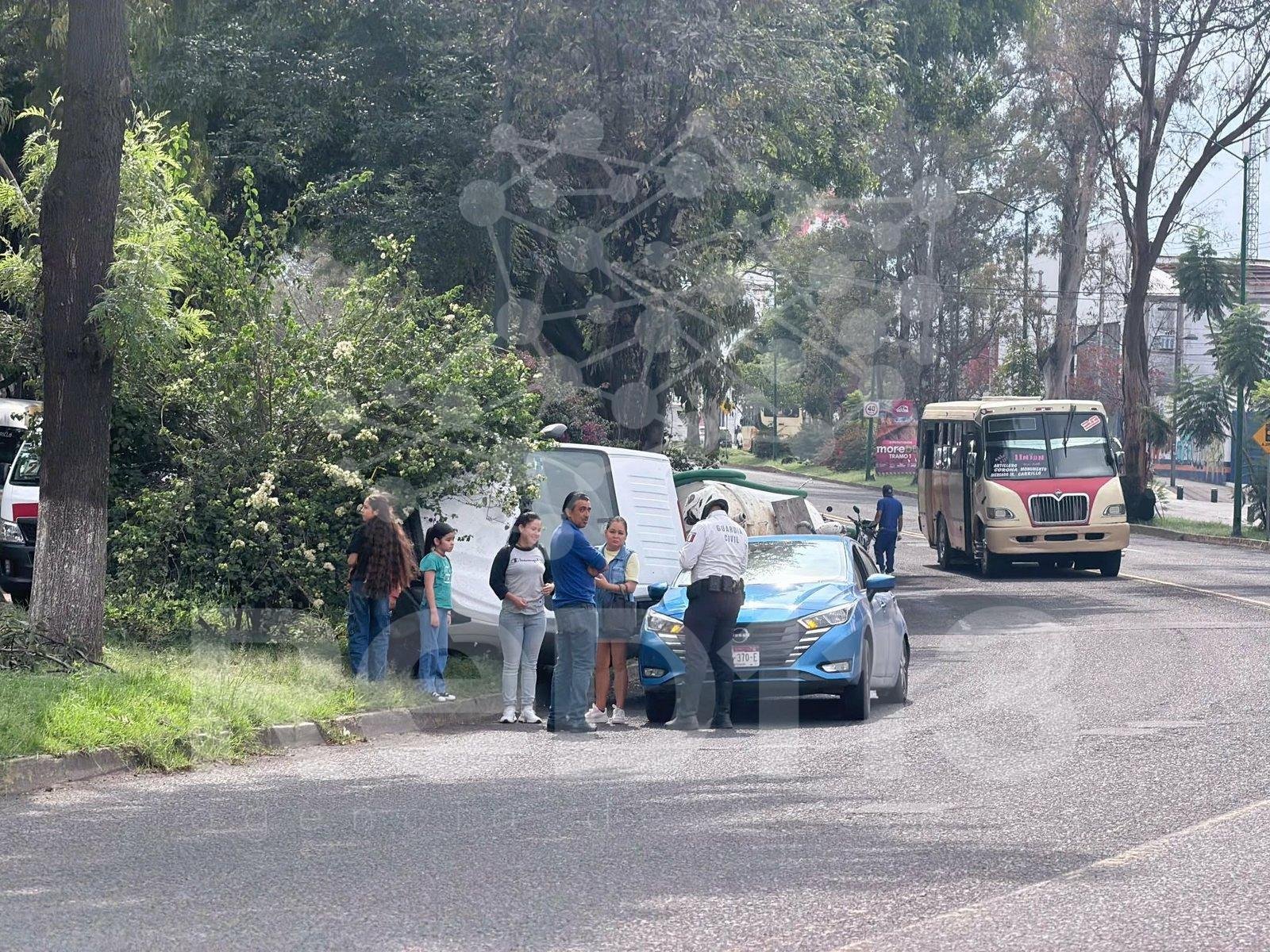 Camioneta pipa vuelca parcialmente y cae encima de automóvil en la avenida Madero Poniente de Morelia