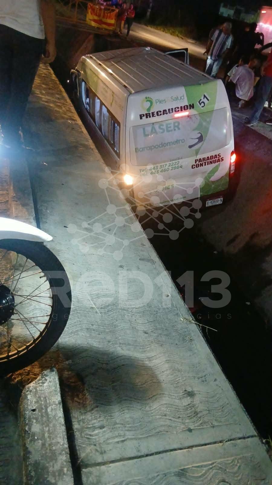 Combi de la Ruta Rosa cae a canal pluvial en el municipio de Tarímbaro