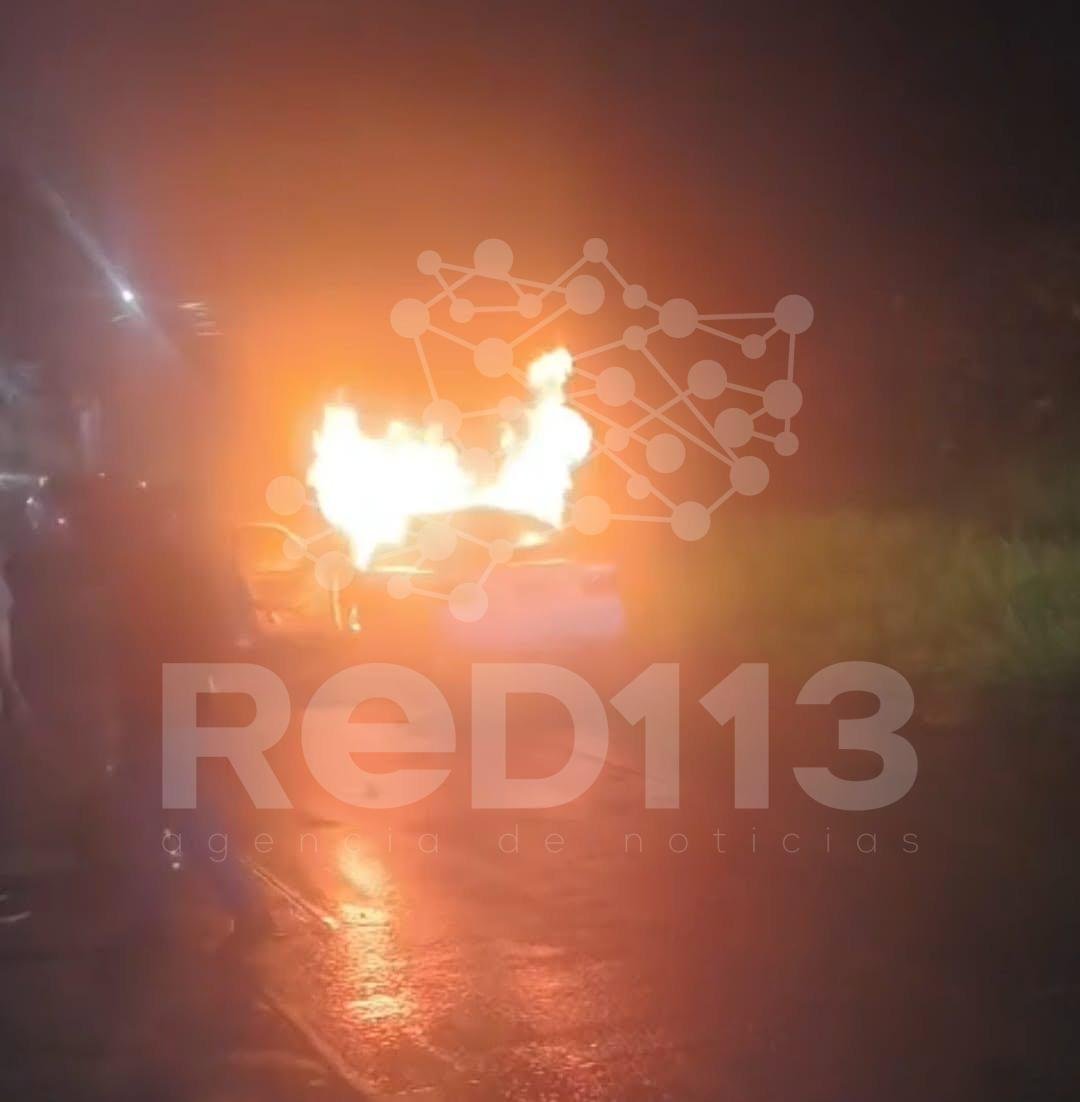 Se incendia taxi a unos metros de la barda perimetral del Aeropuerto Internacional de Uruapan
