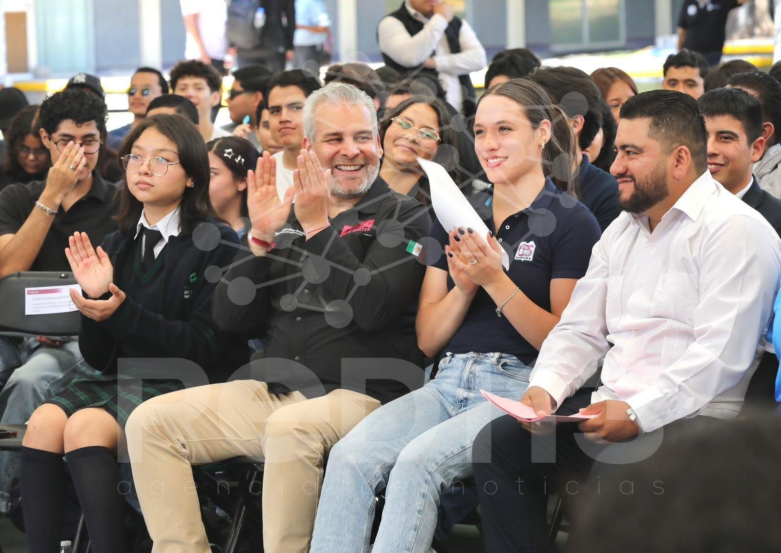 Con D4TA, docentes de prepa y universidad serán los primeros del país en recibir plan de internet gratuito: Bedolla