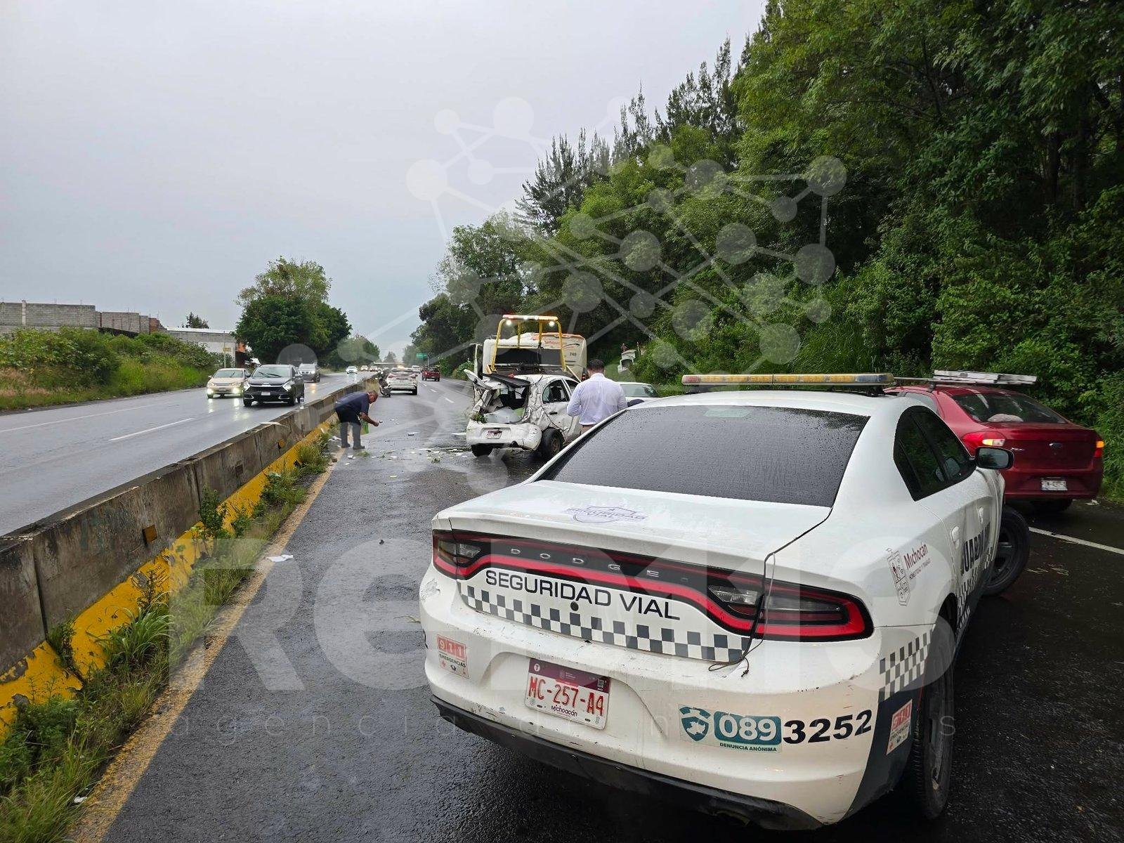 Auto de la Pepsi vuelca en la Morelia-Pátzcuaro; conductor sale ileso