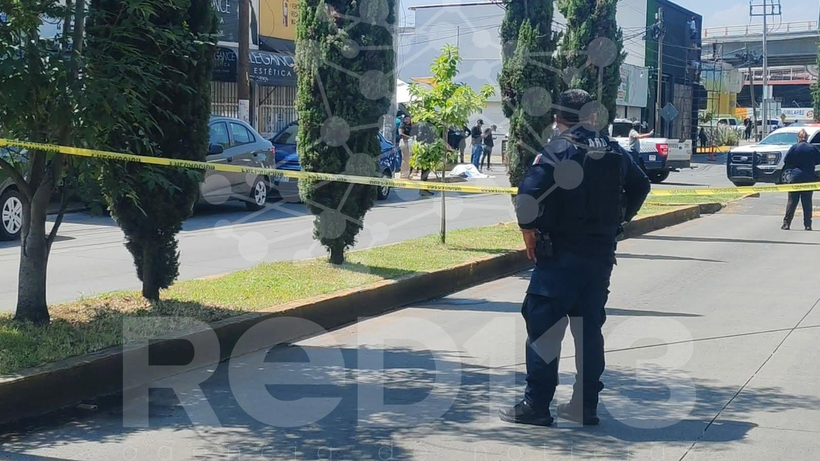 Motociclista armado y su cómplice disparan contra policías; uno de los agresores es abatido y el otro herido