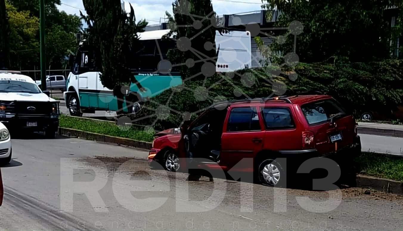 Auto choca contra árbol y lo derriba en la avenida Periodismo, en Morelia