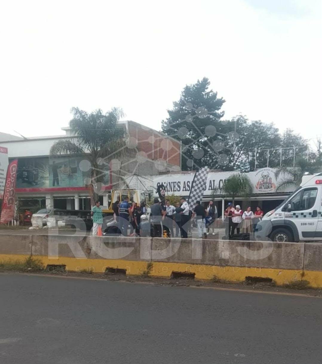 Motociclista resulta malherido tras ser impactado de reversa por una camioneta en la Morelia–Pátzcuaro