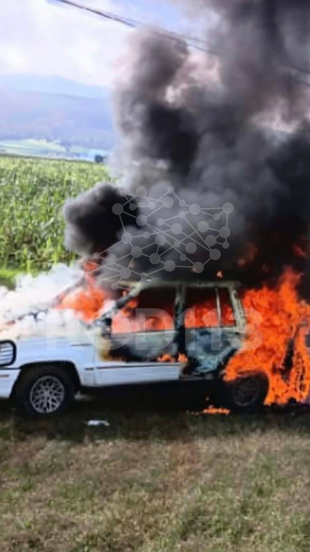 Camioneta arde en llamas a la orilla de la carretera Purépero-Tlazazalca