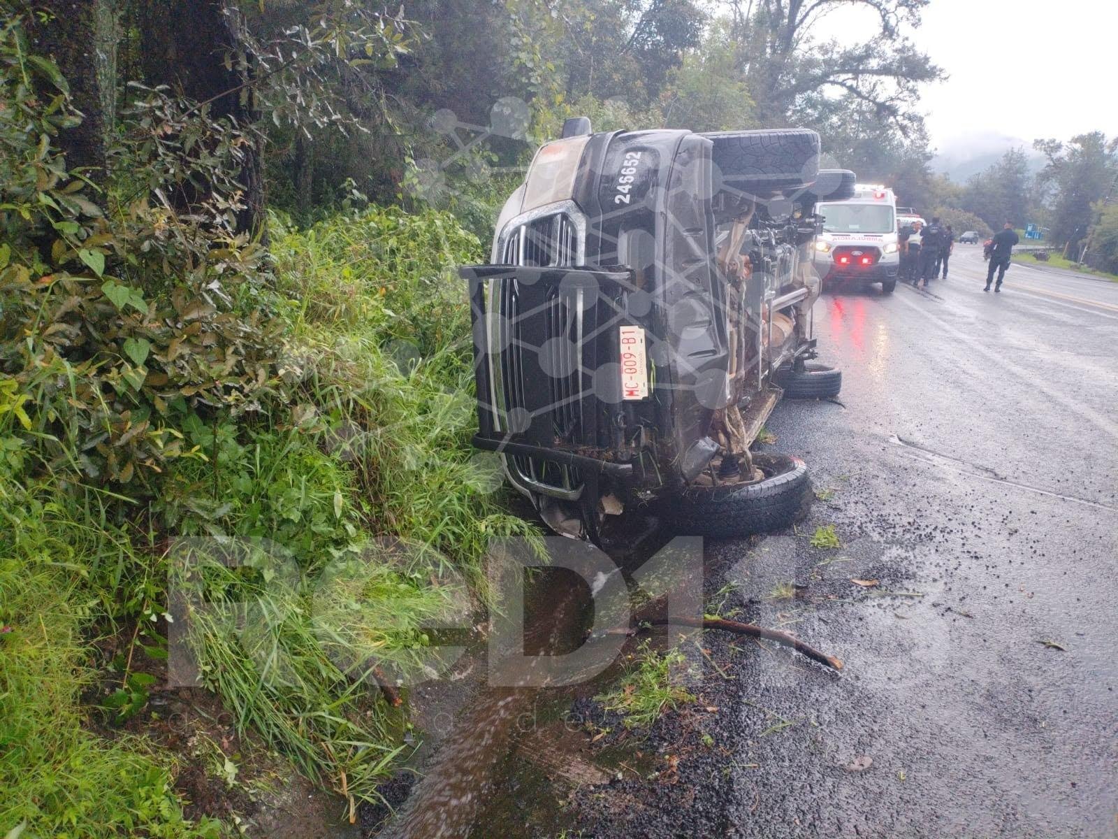 5 policías heridos tras volcar patrulla, en la carretera Uruapan-Paracho