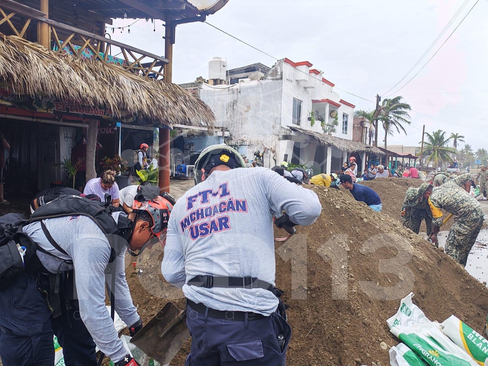 PC estatal brinda atención a familias afectadas por fuerte oleaje en Playa Azul: Raúl Zepeda