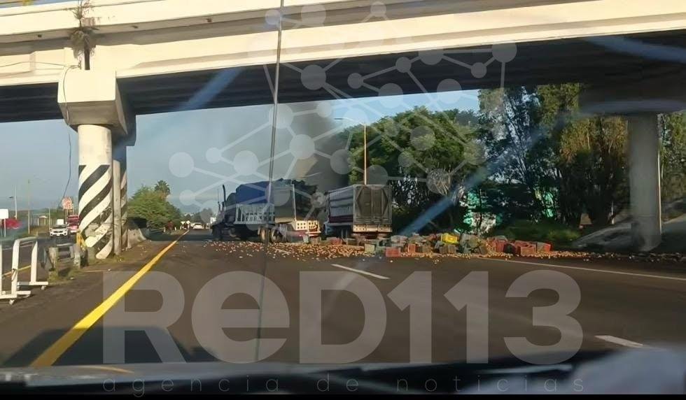 Camión presuntamente se queda sin frenos, choca y se incendia en la México-Guadalajara