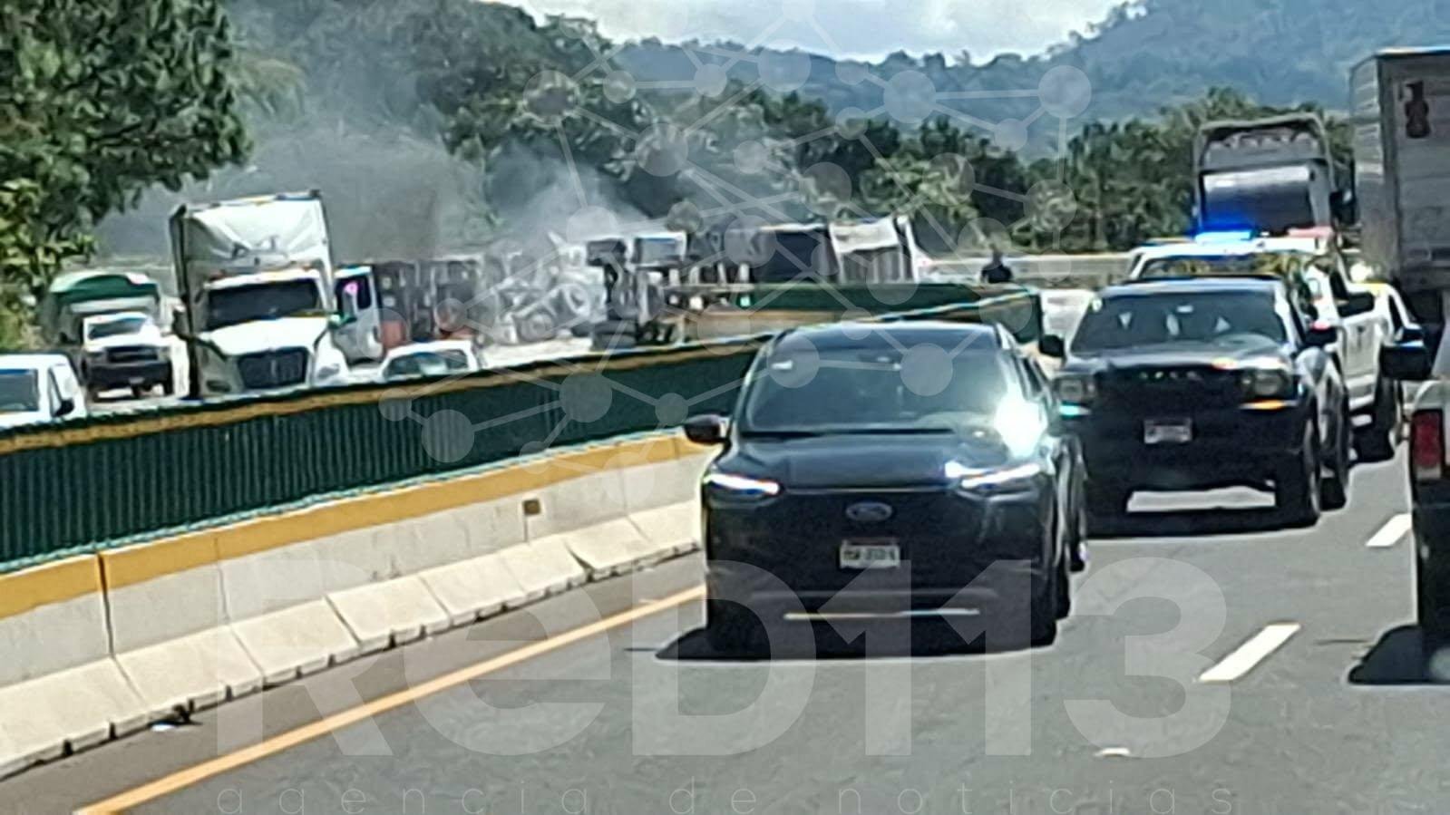 Vuelca tractocamión góndola sobre la Siglo XXI, tramo Pátzcuaro-Uruapan
