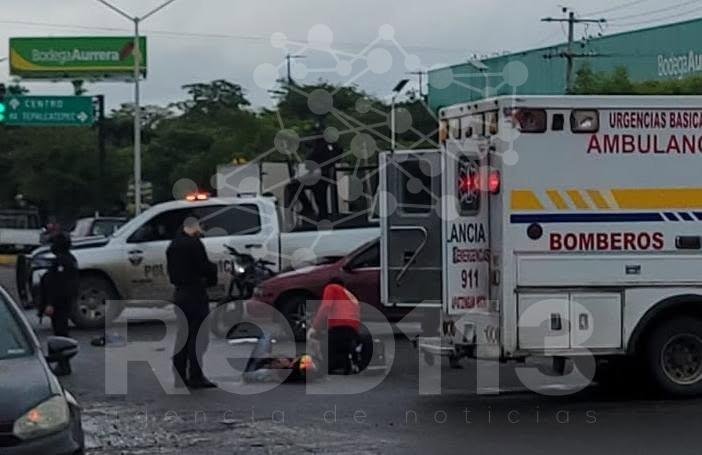 Motociclista herido al chocar contra un vehículo, en Apatzingán