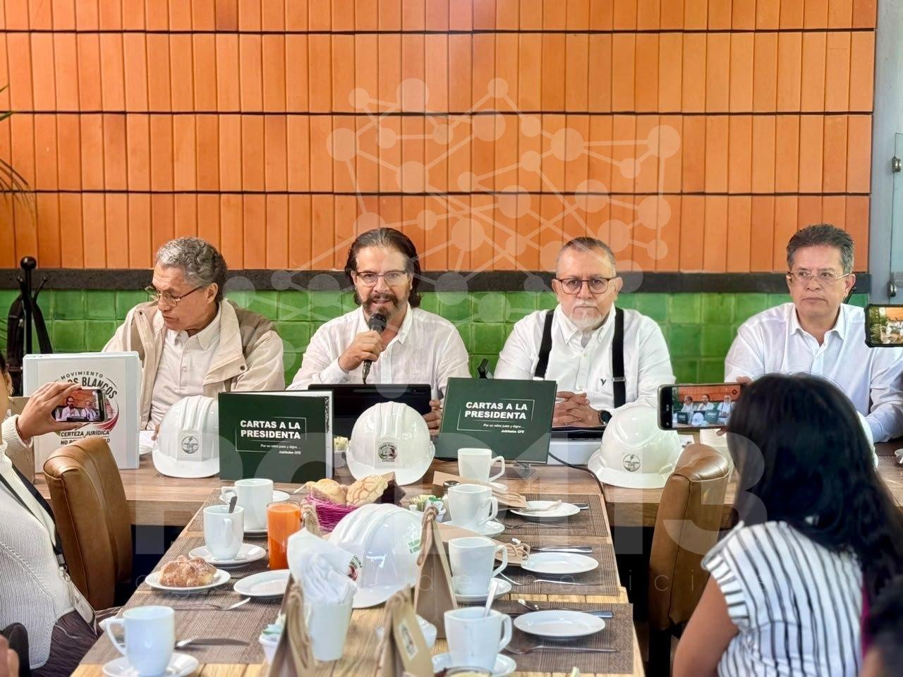 Jubilados de la CFE presentan el libro “Cartas a la presidenta” para exigir pensiones dignas