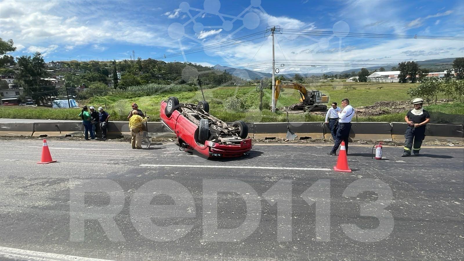 Vuelca camioneta sobre la carretera Morelia-Salamanca