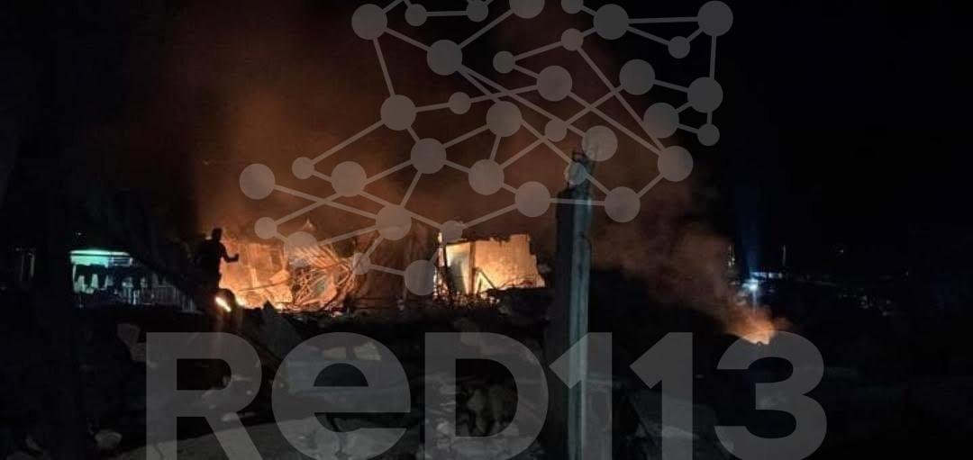 Explosión deja vivienda calcinada en Buenavista Tomatlán; investigan posible almacenamiento de explosivos