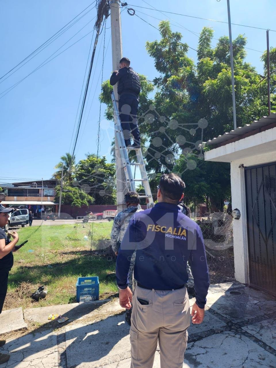 Retira FGE seis cámaras de videovigilancia instaladas ilegalmente y presuntamente utilizadas para actividades delictivas, en Apatzingán