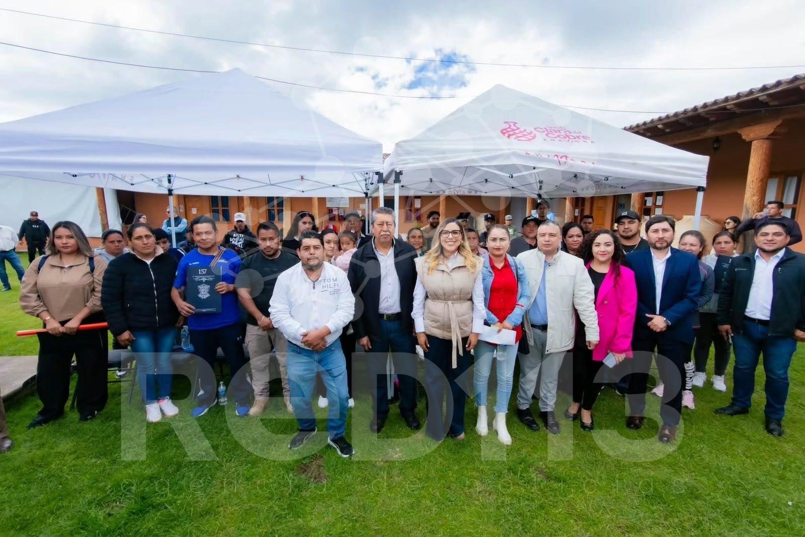 Dayana Pérez Mendoza entrega escrituras a familias de la colonia Jesús Pérez Gaona